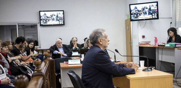 Como si florecieran entre sus seres queridos y sus memorias